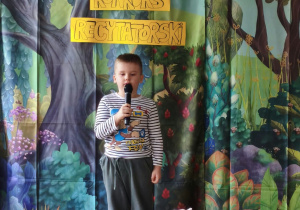Chłopiec mówi wiersz