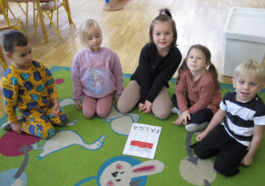 Dzieci w grupie ułożyły z puzzli flagę Polski
