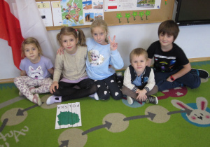 Dzieci w grupie ułożyły z puzzli mapę Polski