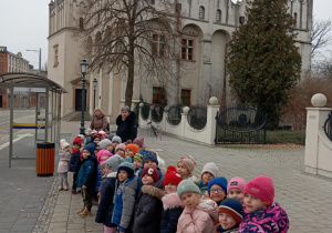 Przedszkolaki czekają na przystanku na autobus