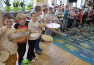 Dzieci grają na instrumentach perkusyjnych