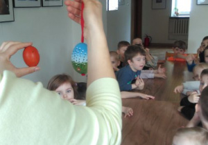 dzieci poznają sposoby malowania jajek 