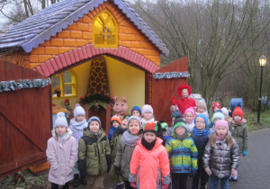 Przedszkolaki przy domku trzech świnek