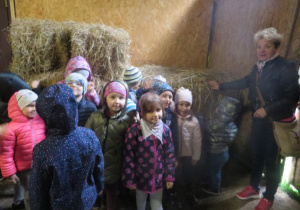 dzieci z grupy III w Michałówce zwiedzanie stodoły