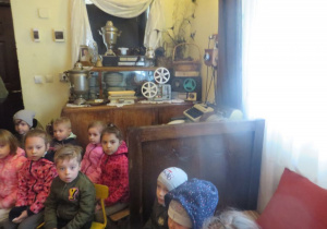 dzieci podczas zwiedzania Michałówki
