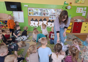 Maluszki losują śnieżynki dla bałwanka