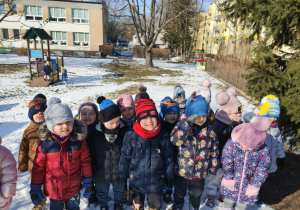 Dzieci z grupy drugiej w ogrodzie przedszkolnym