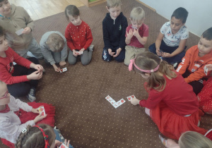 Dzieci układają domino