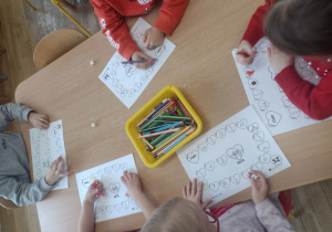 Dzieci grają w grę utrwalającą głoskę sz
