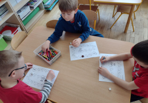 Dzieci grają w grę utrwalającą głoskę sz
