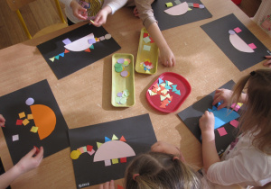 Maluszki wykonują dinozaury z figur geometrycznych