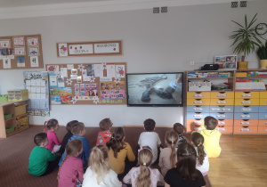 Przedszkolaki oglądają film o dinozaurach