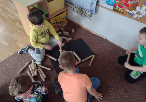 Dzieci wykonują szkielet dinozaura z rolek