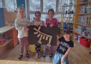Dzieci prezentują swojego dinozaura z rolek