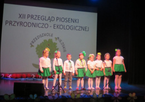 siedem dziewczynek i jeden chłopiec z grupy IV śpiewają piosenkę Ochroń Ziemię