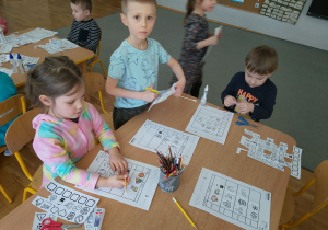 Dzieci planują swój dzień za pomocą ikonek
