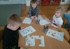 Dzieci planują swój dzień za pomocą ikonek