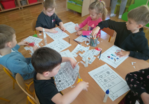 Dzieci planują swój dzień za pomocą ikonek