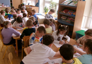 Dzieci kolorują stroje śląskie