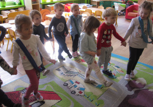 Maluszki uczą się tańca śląskiego