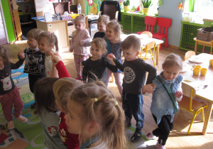 Maluszki uczą się tańca śląskiego