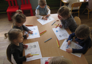 Dzieci kolorują śląskie stroje