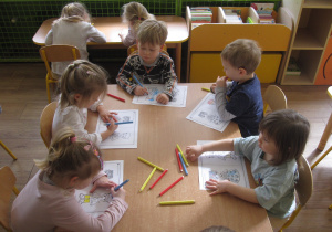 Dzieci kolorują śląskie stroje