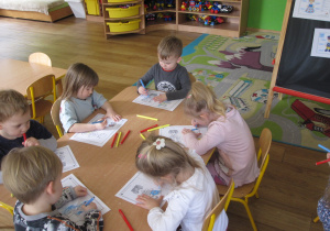 Dzieci kolorują śląskie stroje