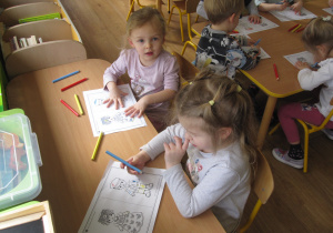 Dzieci kolorują śląskie stroje