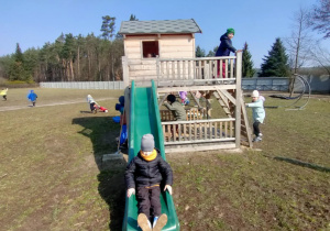 Dzieci bawią się na placu zabaw