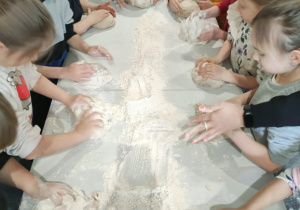 Dzieci wyrabiają ciasto na chleb