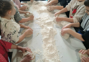 Dzieci wyrabiają ciasto na chleb