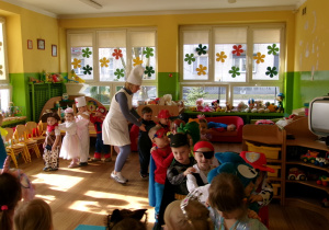 Dzieci z grupy I i II podczas zabawy w pociąg