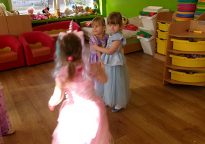 Dzieci podczas zabawy "Ciało do ciała"
