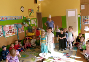 Dzieci podczas konkurencji z wyławianiem piłek
