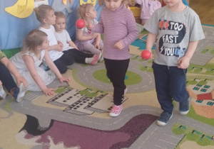 Dzieci z grupy pierwszej niosą jajka na łyżkach