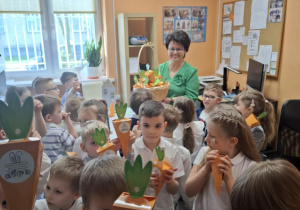 Dzieci z grupy piątej odbierają prezent od zajączka wielkanocnego