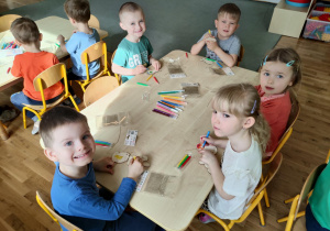 Dzieci z grupy drugiej malują mazakami ozdoby wielkanocne
