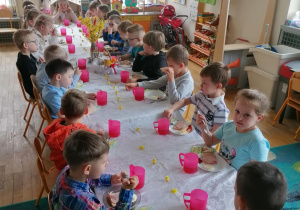 Dzieci z grupy piątej podczas śniadania wielkanocnego