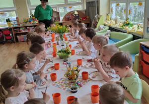 Dzieci z grupy drugiej jedzą wielkanocne śniadanie
