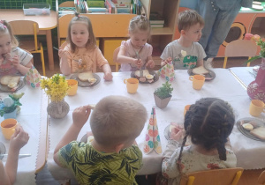 Dzieci z grupy pierwszej jedzą śniadanie wielkanocne