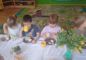 Dzieci z grupy pierwszej jedzą śniadanie wielkanocne