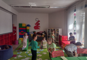 Dzieci bawią się w kąciku zabaw