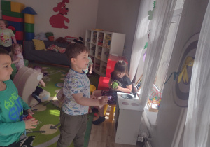 Dzieci bawią się w kąciku zabaw