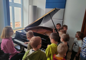 Dzieci stoją przy fortepiania