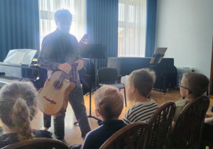 Dzieci oglądają gitarę