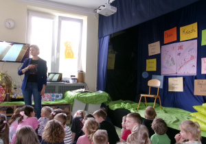 Dzieci oglądają prezentację o Dniu Książki