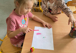 Dzieci kolorują obrazki do swojej książki