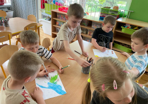 Dzieci kolorują obrazki do swojej książki