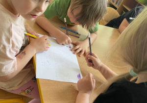 Dzieci kolorują obrazki do swojej książki